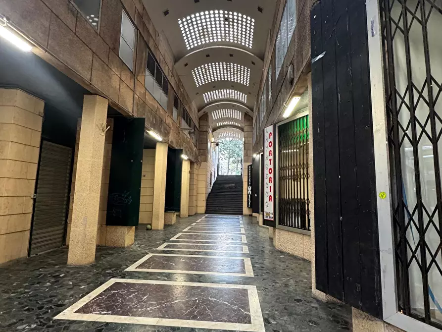 Immagine 7 di Locale commerciale in affitto  in Via XII Ottobre 9 a Genova