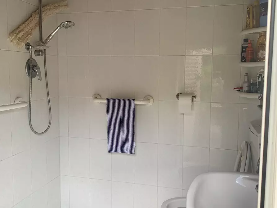 Immagine 46 di Porzione di casa in vendita  a Camaiore