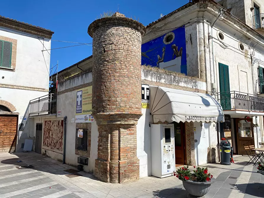 Immagine 1 di Locale commerciale in vendita  in piazza san giorgio 4 a Treglio