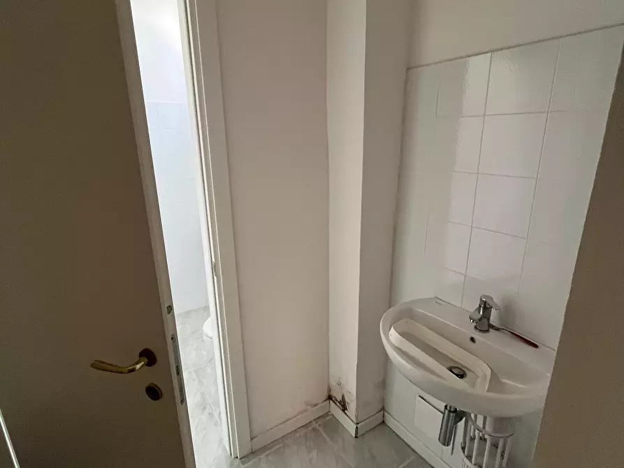 Immagine 10 di Locale commerciale in affitto  in via milano 48 a Lanciano