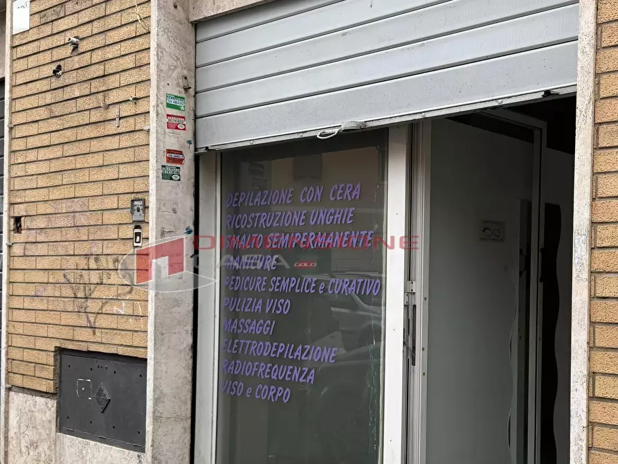 Immagine 4 di Locale commerciale in vendita  in via delle rondini a Roma
