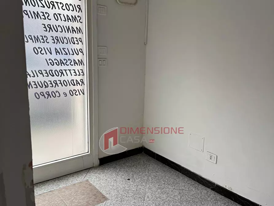 Immagine 3 di Locale commerciale in vendita  in via delle rondini a Roma