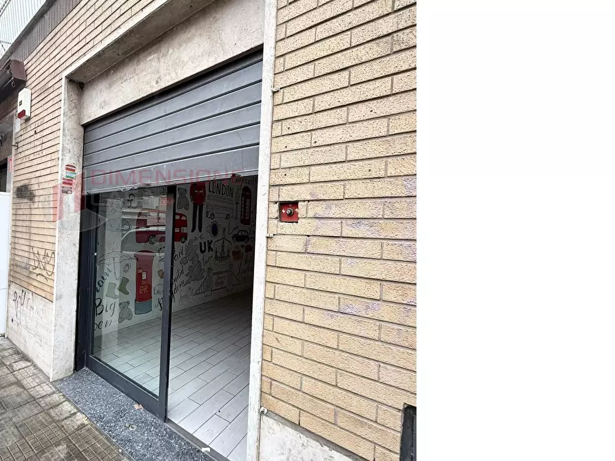 Immagine 4 di Locale commerciale in vendita  in via delle rondini a Roma