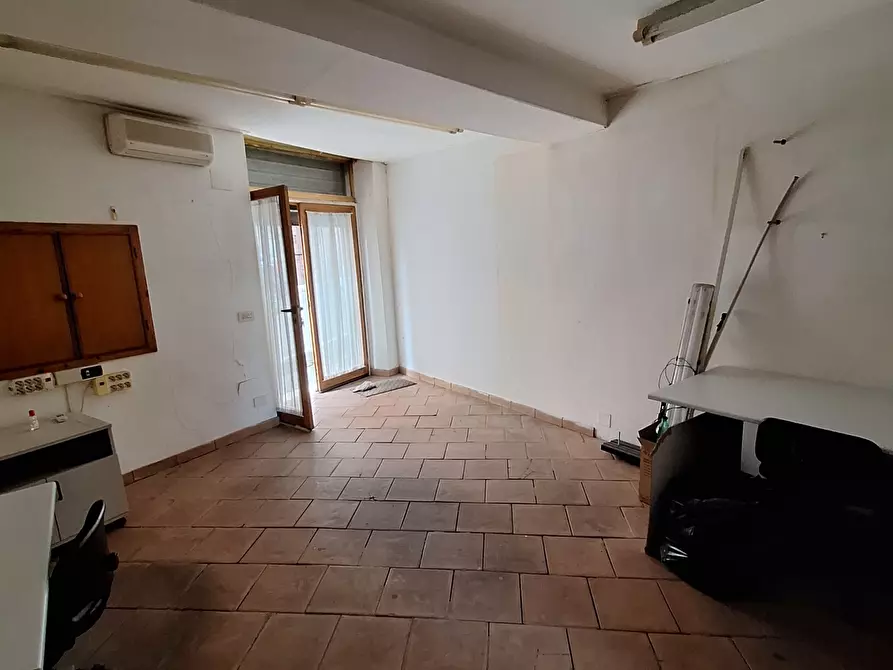 Immagine 13 di Locale commerciale in vendita  in Corso Umberto I 75 a Morlupo