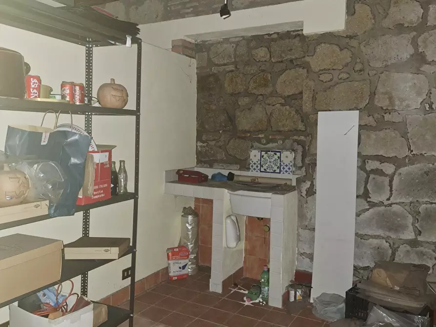 Immagine 8 di Locale commerciale in vendita  in Largo G. Roncacci 9 a Morlupo