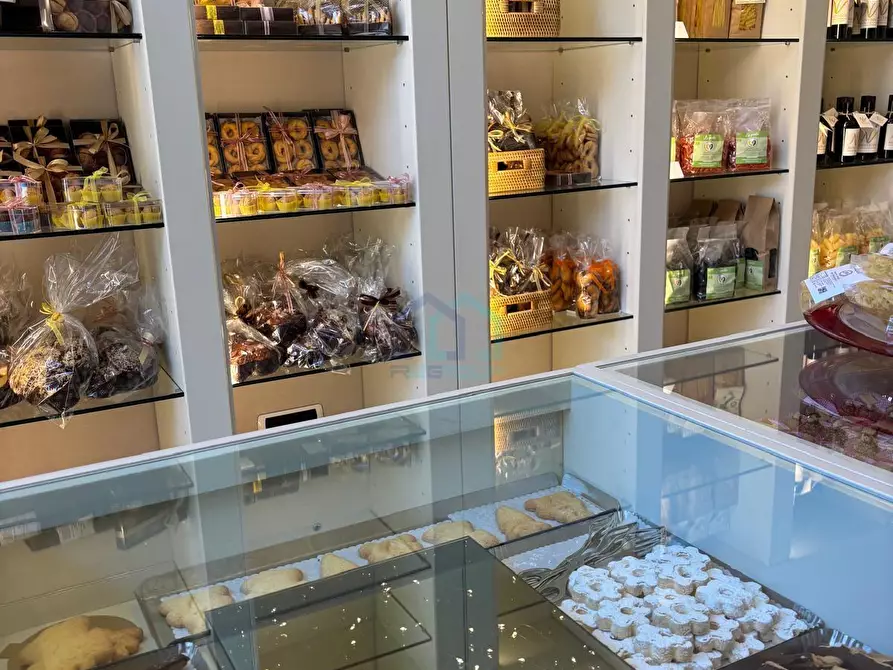 Immagine 1 di Locale commerciale in vendita  in Piazza Carlo Montanari 143/A a Torino