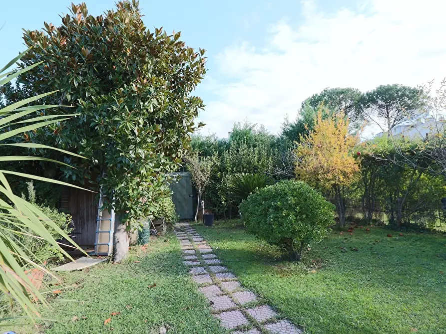 Immagine 14 di Villa in vendita  in Via di Marco Simone 84 a Guidonia Montecelio