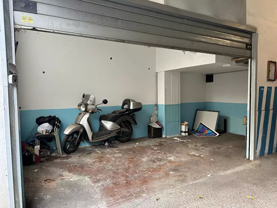 Immagine 1 di Garage in vendita  in Via Vezzano Ligure 5 a Roma