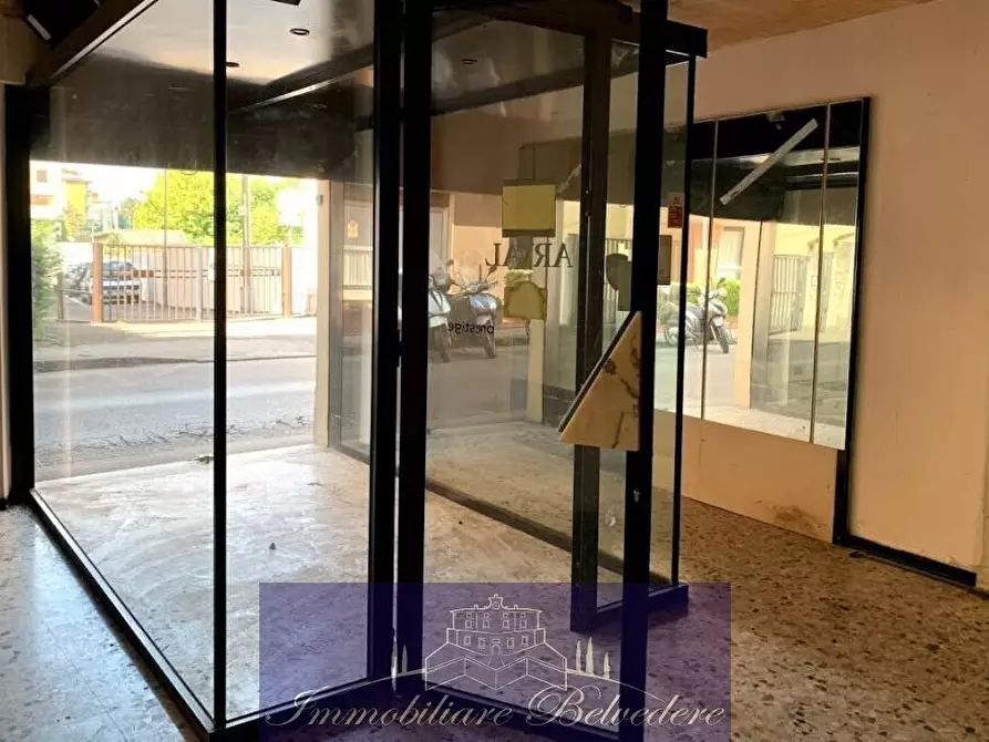 Immagine 3 di Locale commerciale in vendita  in Via Spinello Aretino a Firenze