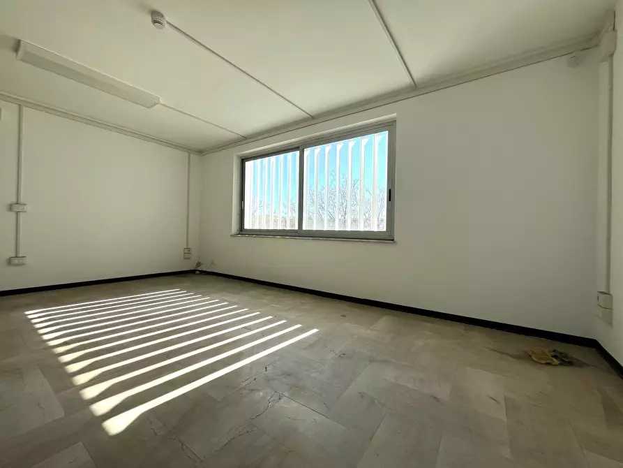 Immagine 9 di Locale commerciale in affitto  in Viale Lucrezia della Valle 46 a Catanzaro