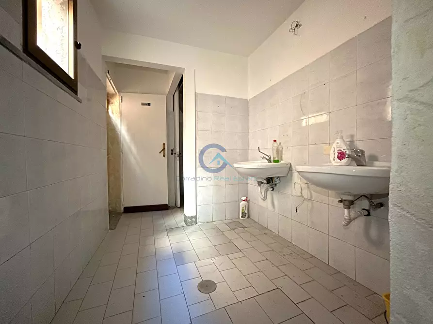 Immagine 14 di Locale commerciale in vendita  in Via Vincenzo de Grazia 40 a Catanzaro