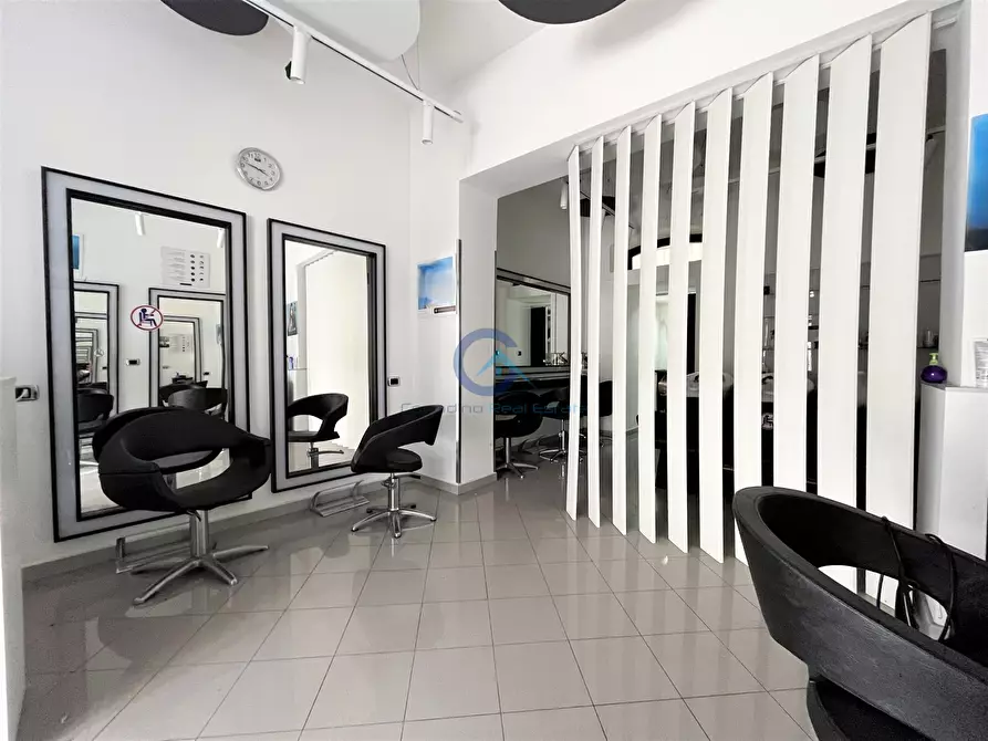 Immagine 3 di Locale commerciale in vendita  in Via Zara 3 a Catanzaro