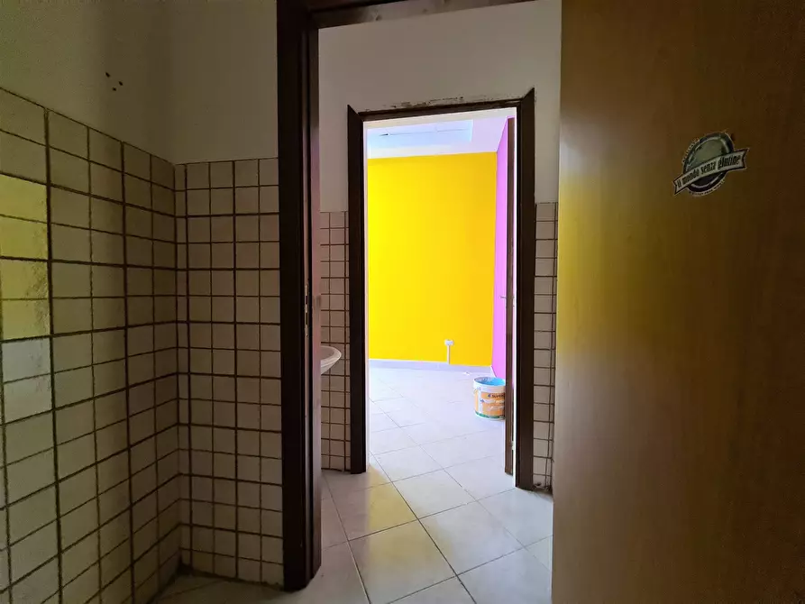 Immagine 4 di Locale commerciale in vendita  a Catanzaro