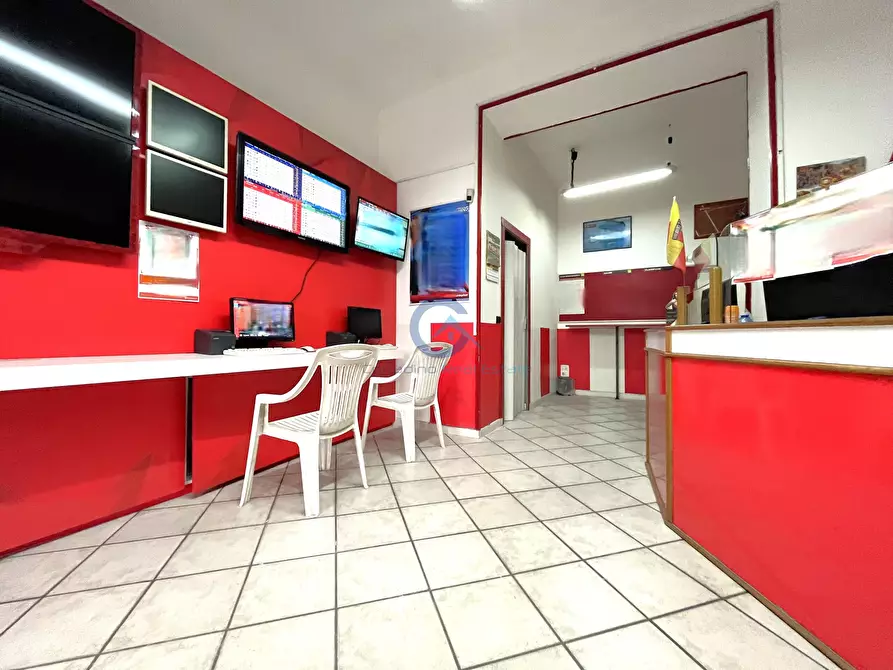 Immagine 2 di Locale commerciale in vendita  in Via Vibo Valentia 11 a Catanzaro