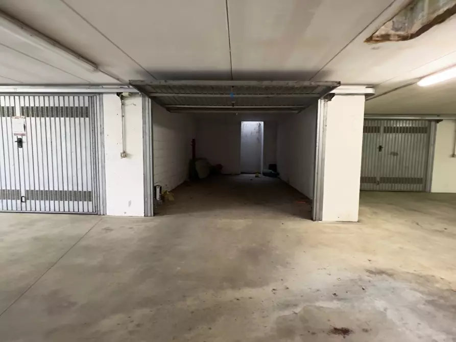 Immagine 3 di Garage in vendita  in Via Leopardi a Borgosatollo