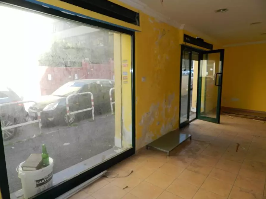 Immagine 8 di Locale commerciale in vendita  in via degli abeti a Roma
