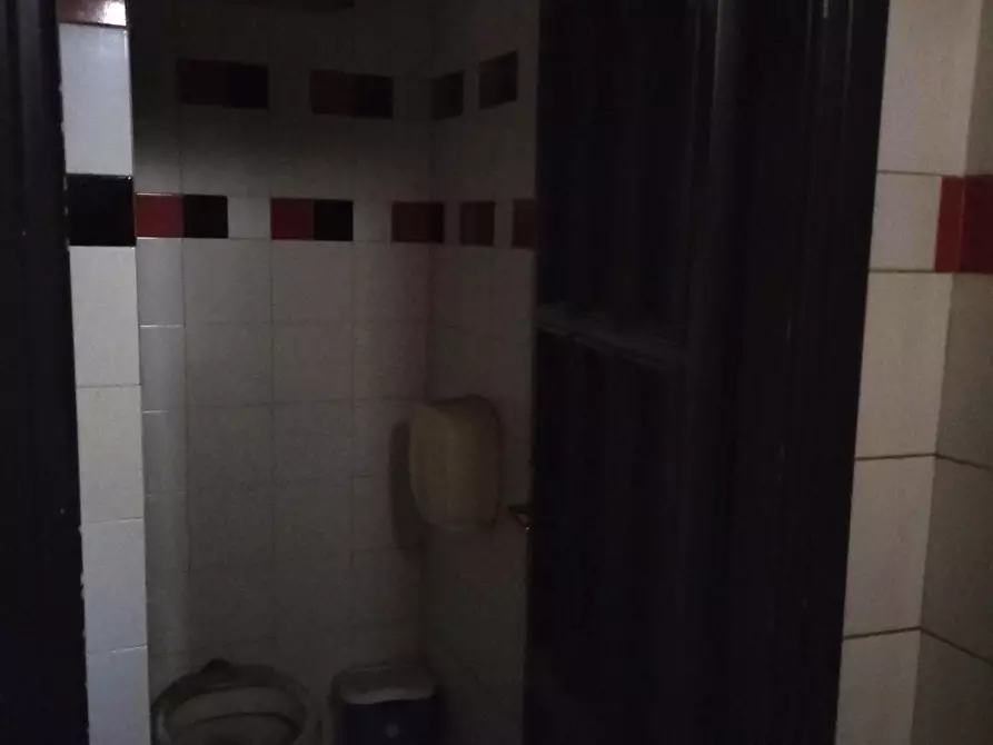 Immagine 21 di Locale commerciale in affitto  in via dei volsci a Roma