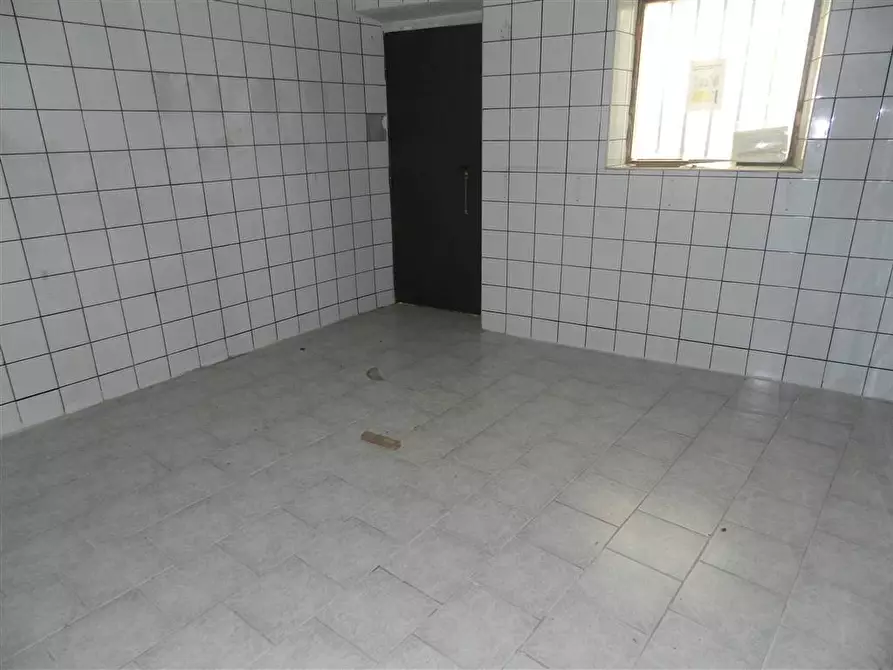 Immagine 11 di Locale commerciale in affitto  in Via dei Castani a Roma