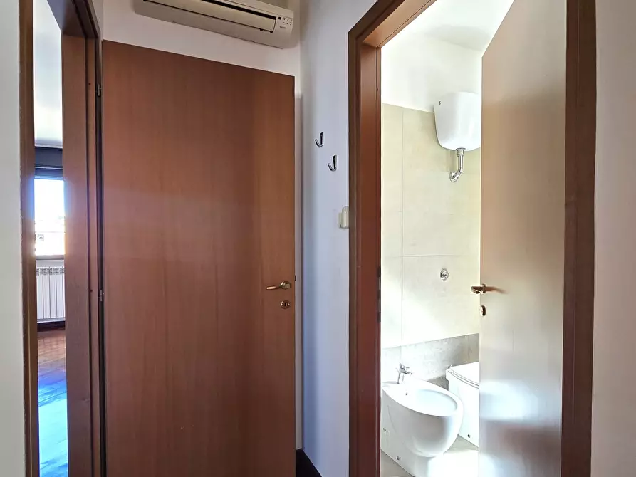 Immagine 26 di Trilocale in affitto  in Viale Avignone 93 a Roma