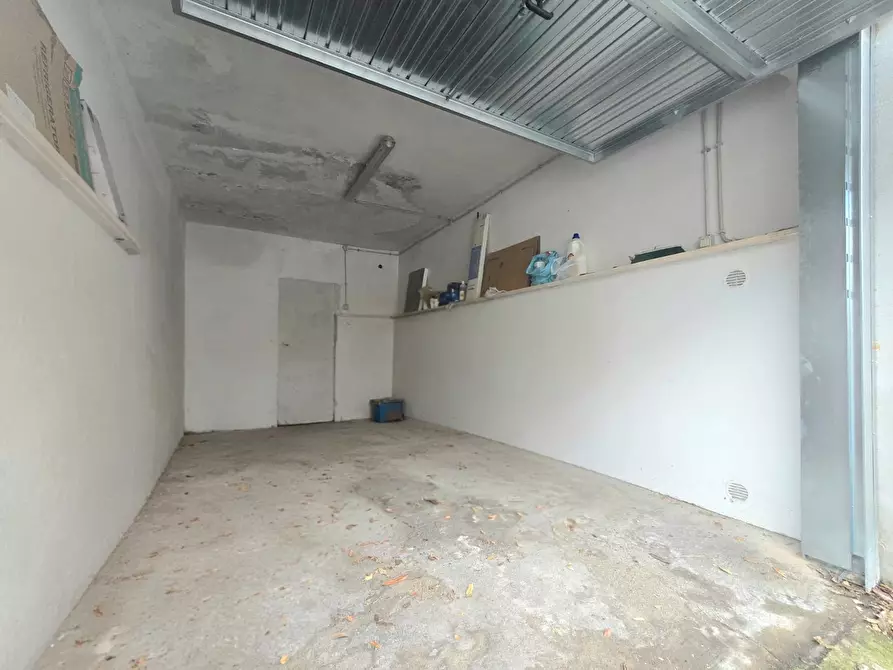 Immagine 5 di Garage in vendita  in Via delle Egadi 16 a Roma