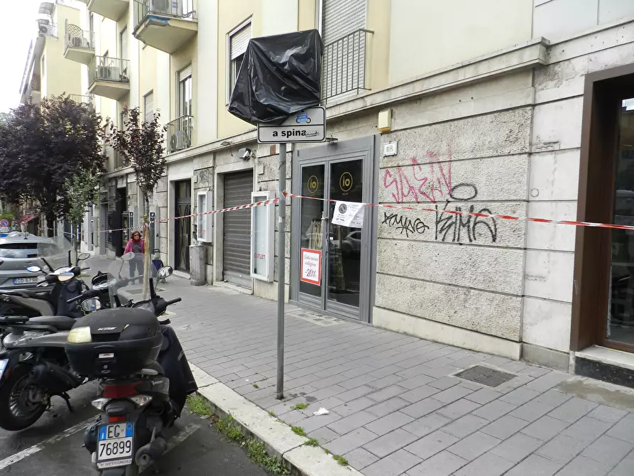 Immagine 3 di Locale commerciale in affitto  in Via Edoardo Jenner a Roma