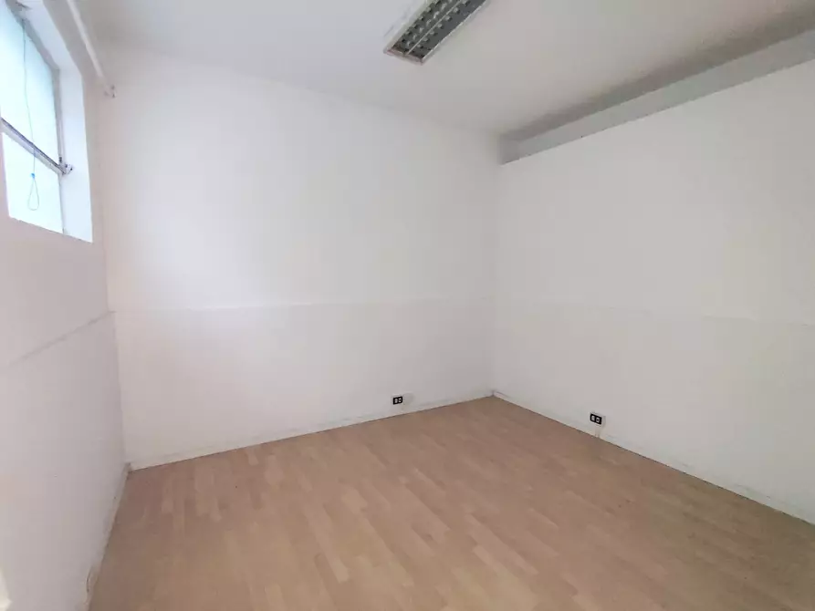 Immagine 7 di Magazzino in vendita  in Via Passo del Furlo 31 a Roma