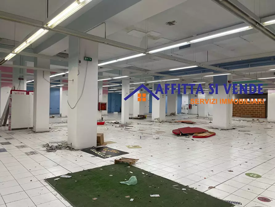 Immagine 12 di Locale commerciale in affitto  in Via Tevere 72 a Siracusa