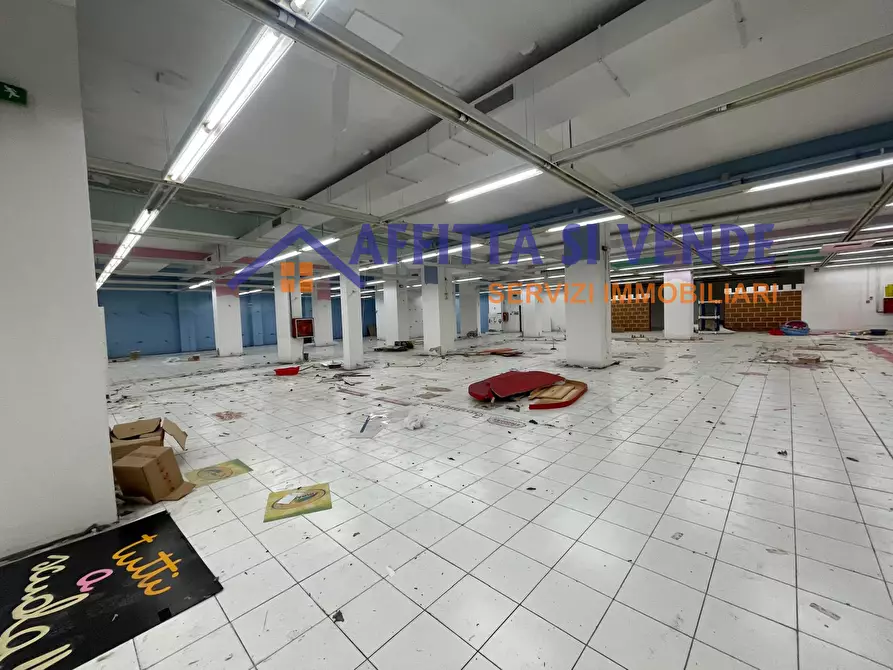 Immagine 13 di Locale commerciale in affitto  in Via Tevere 72 a Siracusa