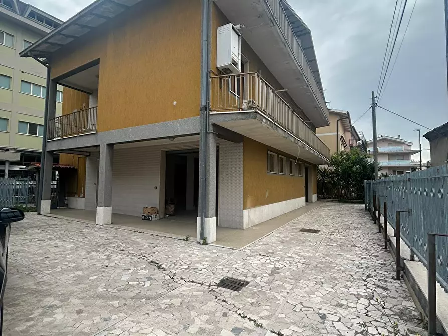 Immagine 1 di Casa trifamiliare in vendita  a Pescara