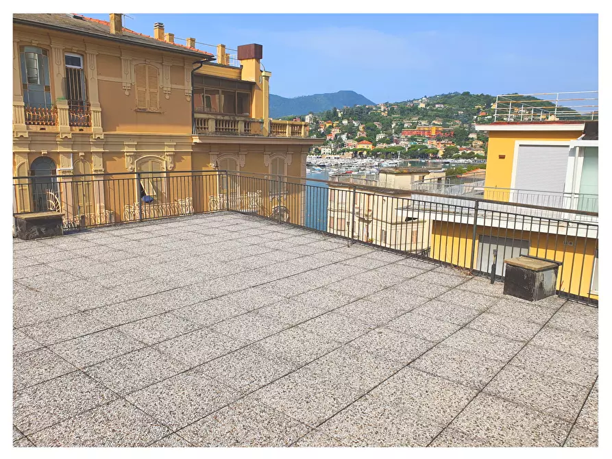 Immagine 10 di Trilocale in vendita  a Rapallo