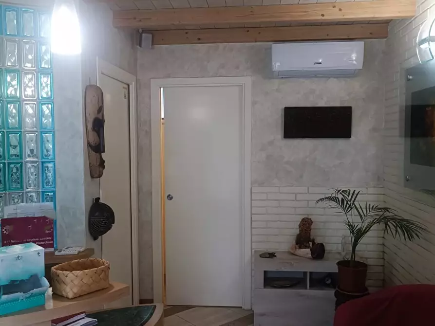 Immagine 4 di Locale commerciale in affitto  a Fara In Sabina