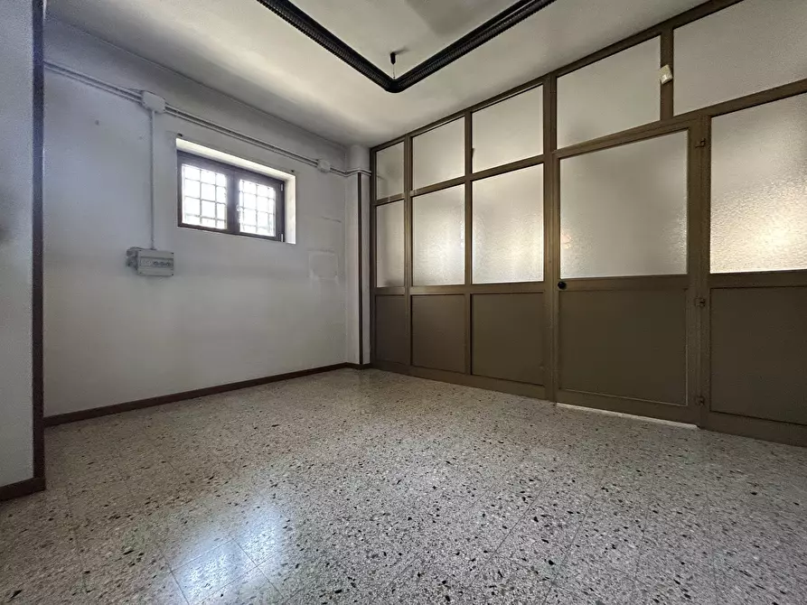 Immagine 11 di Locale commerciale in affitto  in Via Pietrino Belli 65 a Torino