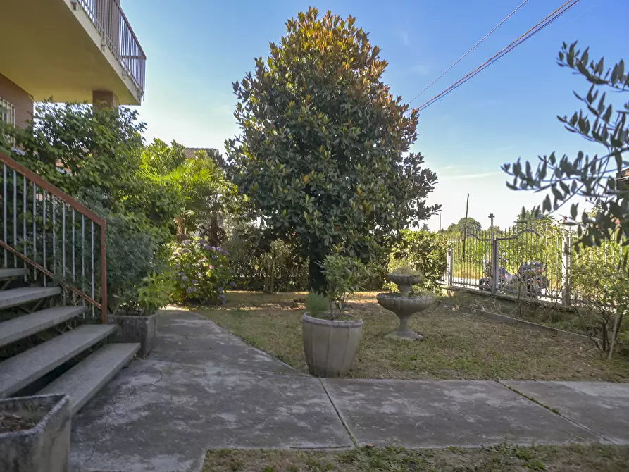 Immagine 5 di Casa bifamiliare in vendita  in Via Settimo 80 a Leini