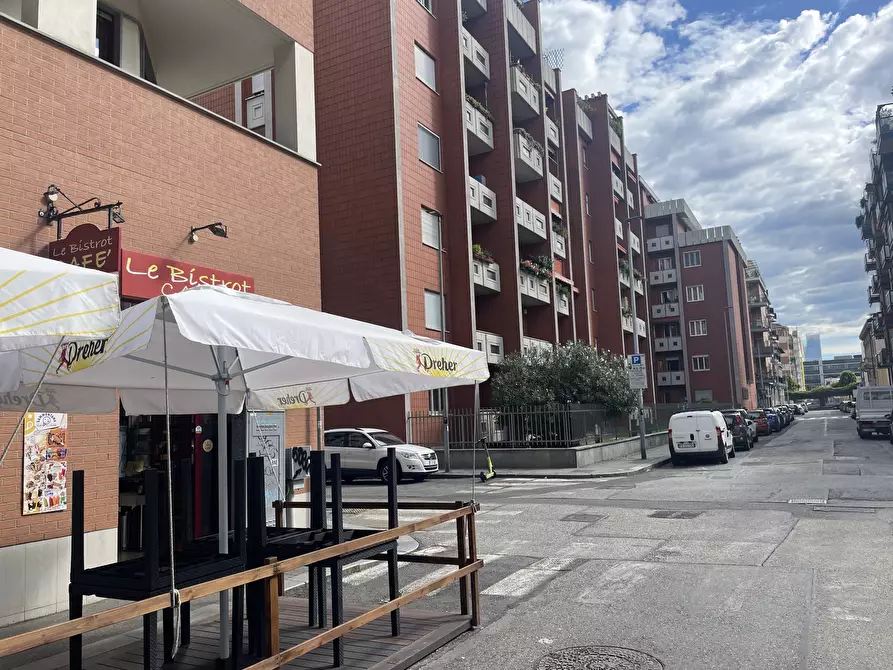 Immagine 2 di Locale commerciale in vendita  in Via Cellini 7C a Torino