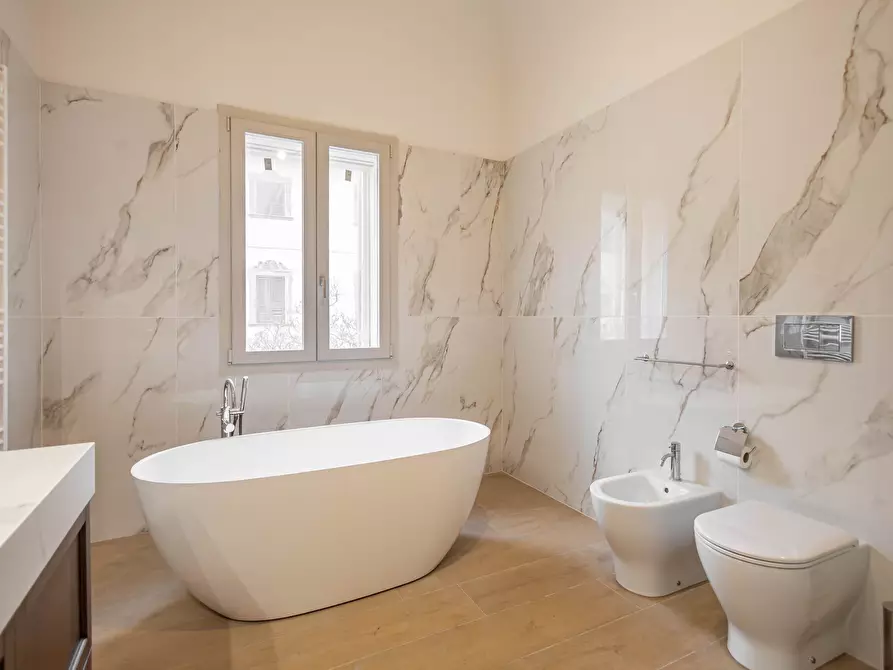 Immagine 2 di Villa in vendita  a Cascina