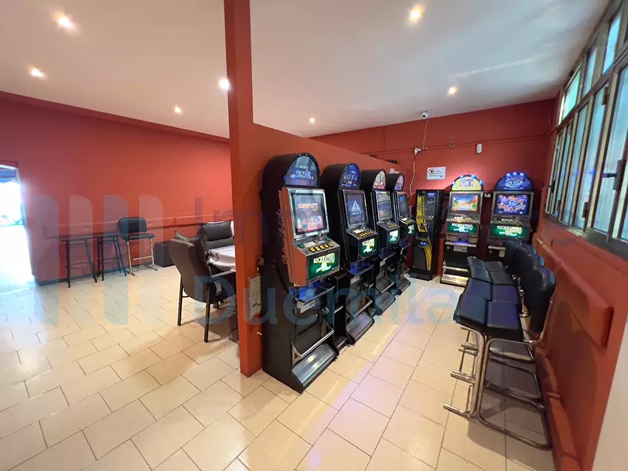 Immagine 9 di Locale commerciale in vendita  a Bologna