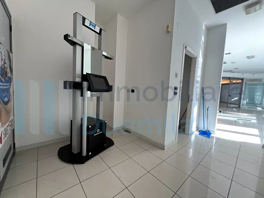 Immagine 12 di Locale commerciale in affitto  a Bologna
