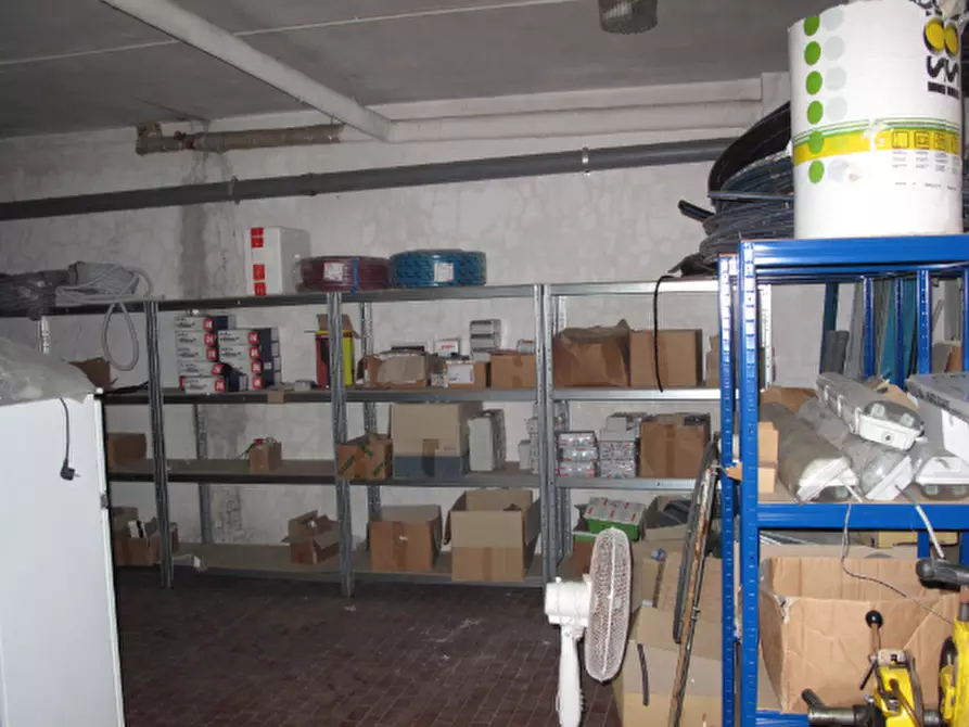 Immagine 3 di Magazzino in vendita  in Via Fratelli Canepa 48B a Serra Riccò