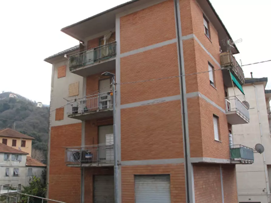 Immagine 5 di Locale commerciale in vendita  in Via Alessandro Magnasco 1 a Serra Riccò