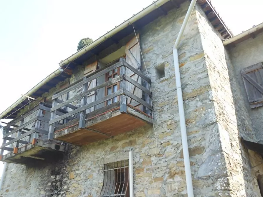 Immagine 11 di Villa in vendita  in Via Steneri 15 a Avegno