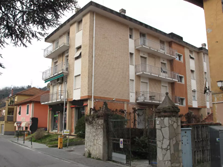 Immagine 8 di Locale commerciale in vendita  in Via Fratelli Canepa 76 a Serra Riccò