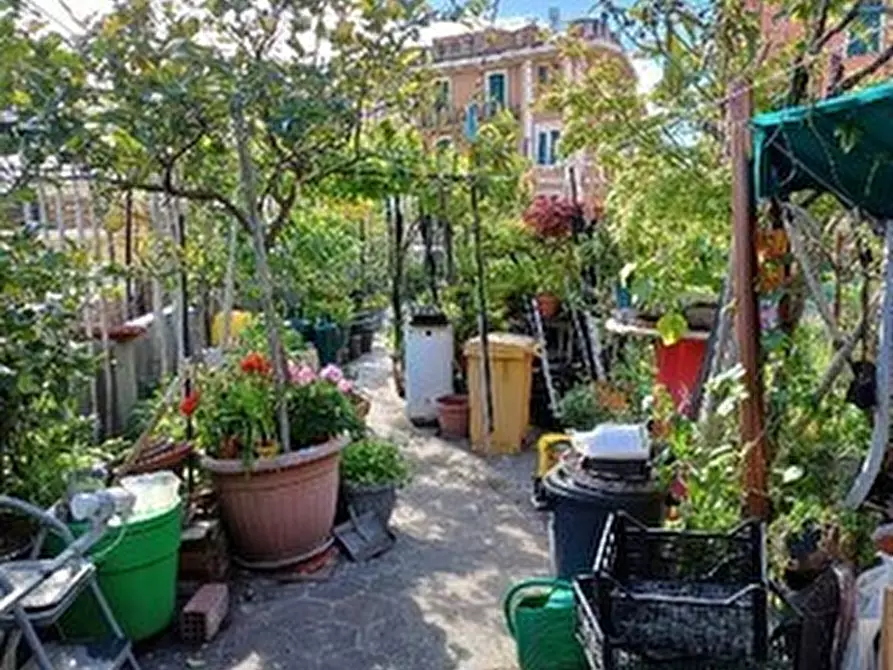 Immagine 10 di Pentalocale in vendita  in Via Chiaravagna 35 a Genova