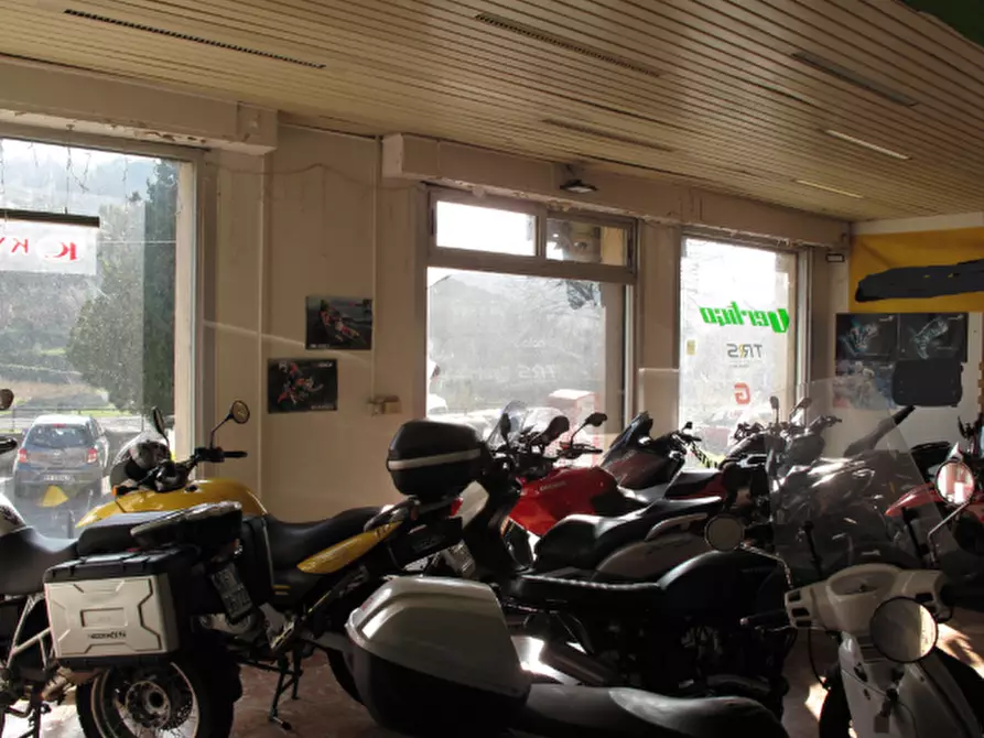 Immagine 5 di Locale commerciale in vendita  in Via Fratelli Canepa 76 a Serra Riccò