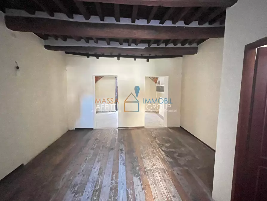 Immagine 11 di Locale commerciale in vendita  in Piazza Aranci 22 a Massa