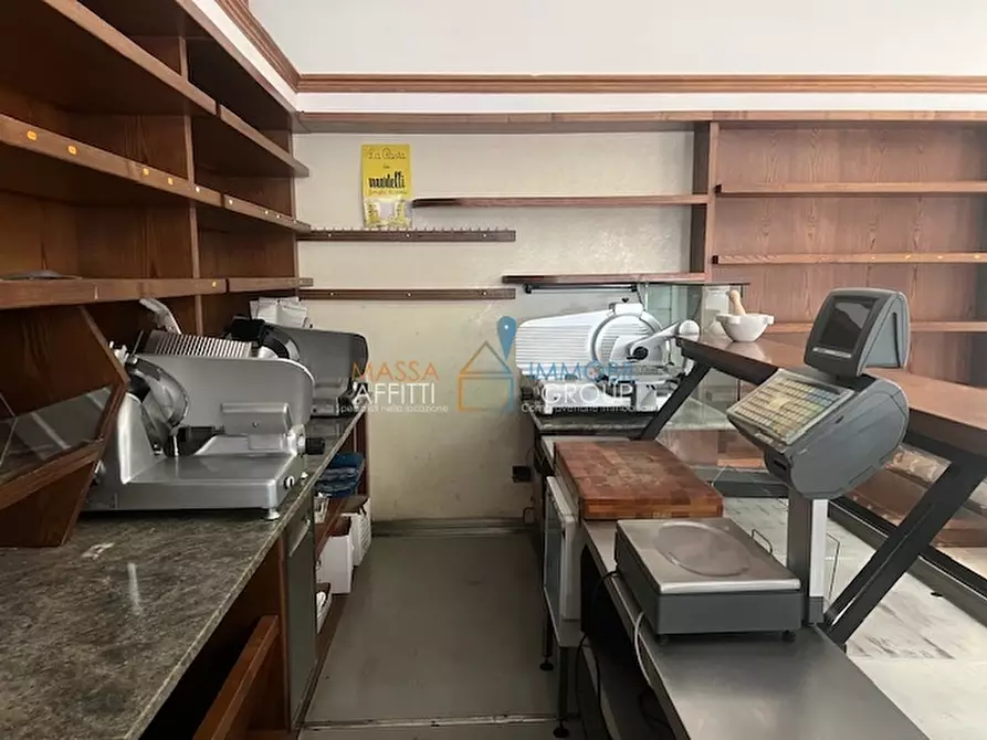 Immagine 13 di Locale commerciale in vendita  in Piazza Felice Palma 37 a Massa