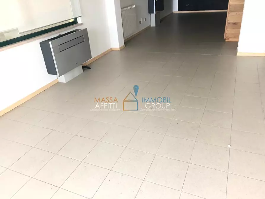 Immagine 4 di Locale commerciale in vendita  in Via Aurelia Ovest 456 a Massa