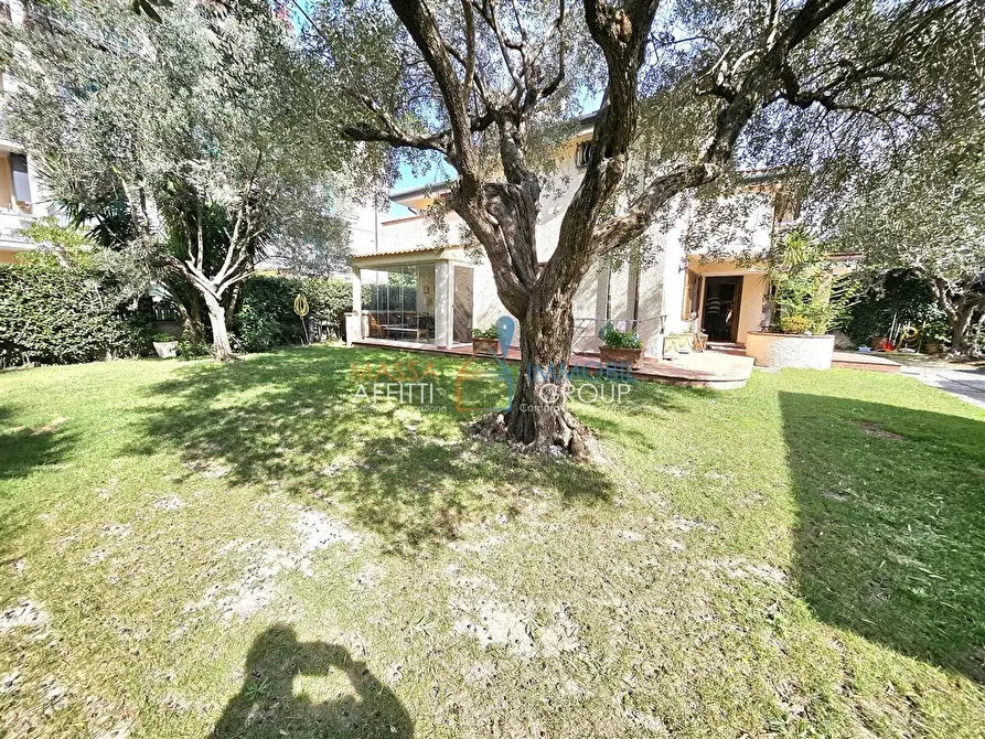 Immagine 3 di Villa in vendita  in Viale Stazione 104 a Massa