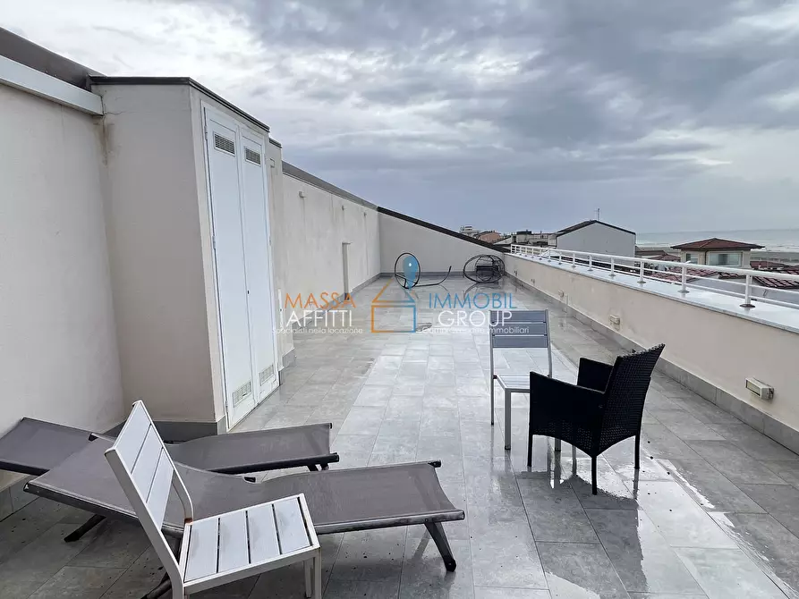 Immagine 23 di Palazzo in vendita  in Viale Ermenegildo Pistelli 70 a Camaiore