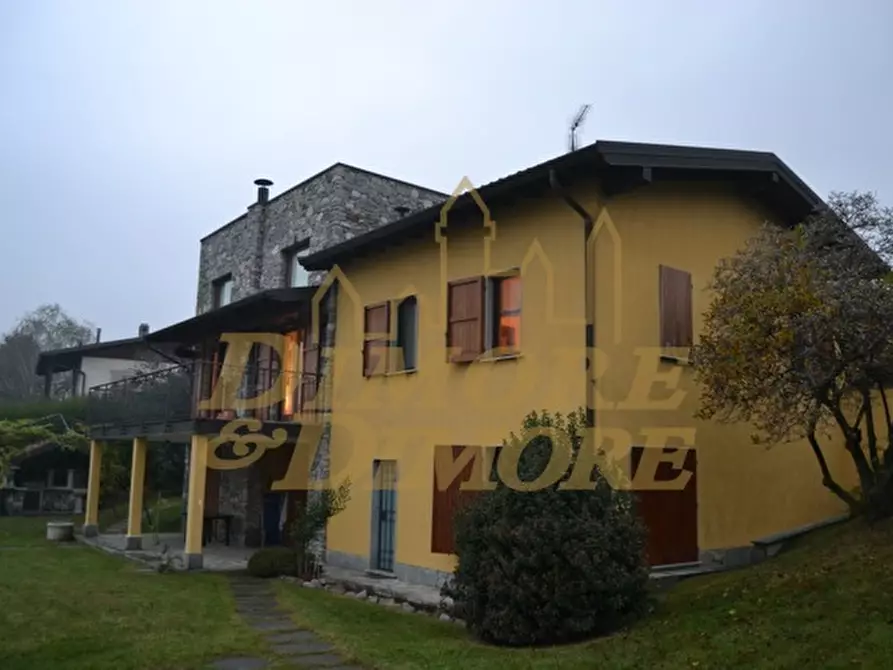 Immagine 1 di Villa in vendita  a Nebbiuno