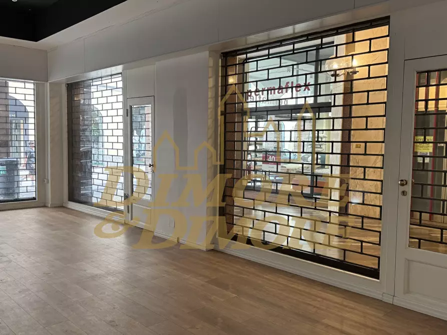 Immagine 7 di Locale commerciale in vendita  a Varese